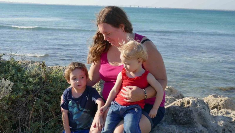 https://www.writteninwaikiki.com/weight-gain-after-having-a-baby/ mum with kids at the beach Point Peron Rockingham, Western Australia
