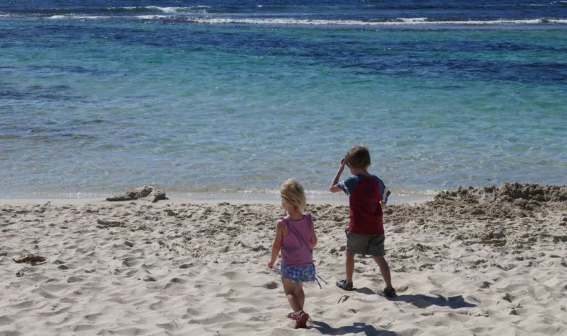 how to clear the clutter and clear your mind kids at the beach Yallingup Western Australia